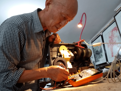 記憶中的匠心 記收音機模具研發(fā)匠人朱純一